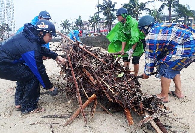 Người dân Đà Nẵng chung tay khắc phục hậu quả bão số 12 vì thành công của APEC