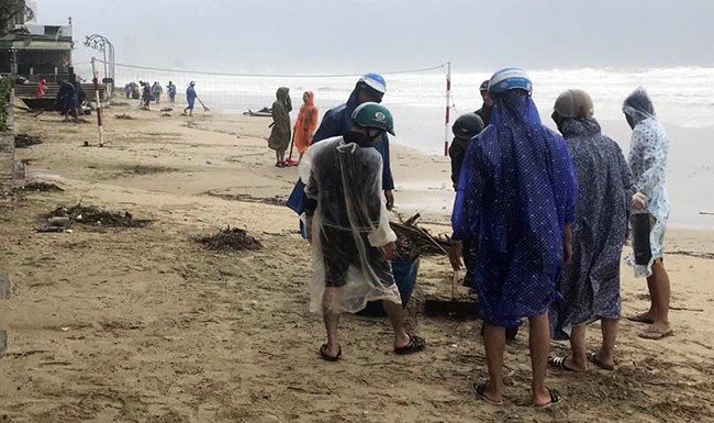 Hưởng ứng lời kêu gọi của Chủ tịch UBND TP Đà Nẵng, người dân đã cùng ra quân dọn dẹp chuẩn bị cho APEC