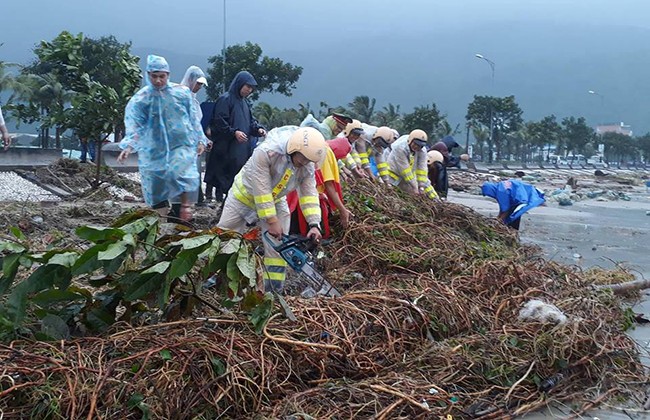 Lực lượng công an Đà Nẵng ra quân khắc phục bão số 12