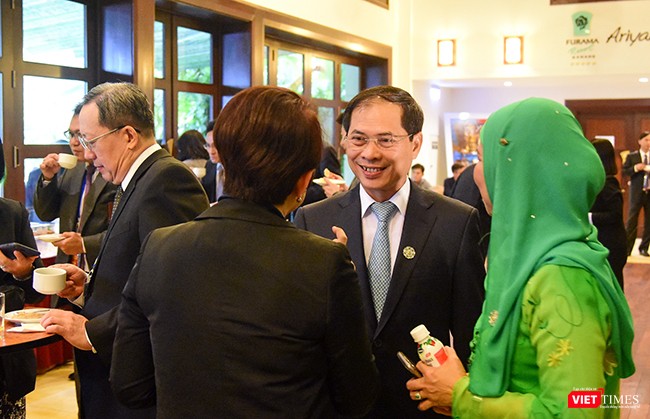 Thứ trưởng thường trực Bộ Ngoại giao Bùi Thanh Sơn, Chủ tịch SOM APEC Việt Nam trao đổi cùng các đại biểu bên lề Hội nghị