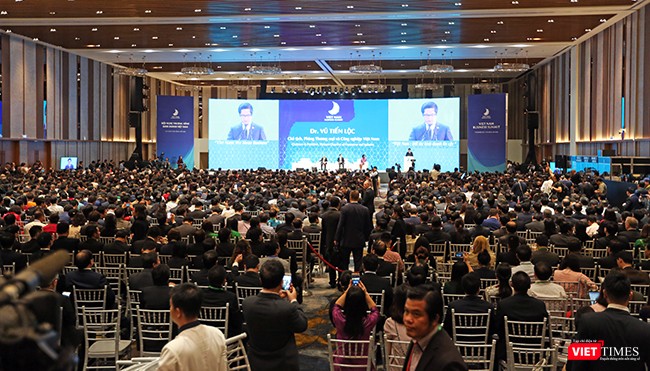 Sáng 07/11, trong khuôn khổ Tuần lễ cấp cao APEC 2017, Thủ tướng Chính phủ Nguyễn Xuân Phúc đã chủ trì và phát biểu khai mạc Hội nghị Thượng đỉnh kinh doanh Việt Nam(Vietnam Business Summit-VBS) do VCCI tổ chức tại Cung hội nghị Quốc tế Ariyana Đà Nẵng.