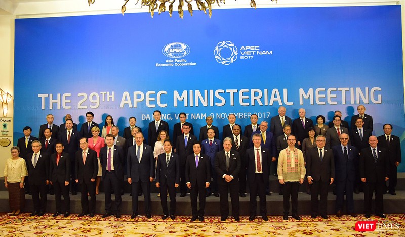 Các lãnh đạo cấp cao tham dự Hội nghị liên Bộ trưởng Ngoại giao - Kinh tế (AMM) lần thứ 29 của Diễn đàn Hợp tác kinh tế châu Á – Thái Bình Dương (APEC) chụp ảnh lưu niệm