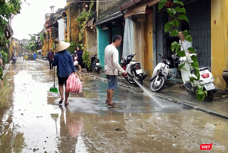 Hội An căng mình dọn rác sau lũ đón APEC ảnh 1 Hội An căng mình dọn rác sau lũ đón APEC ảnh 1