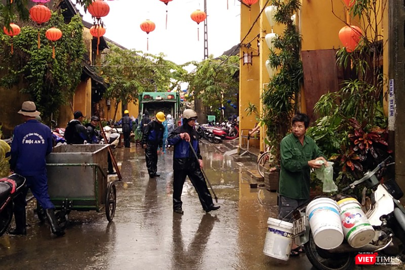 Hội An căng mình dọn rác sau lũ đón APEC ảnh 6 Hội An căng mình dọn rác sau lũ đón APEC ảnh 6