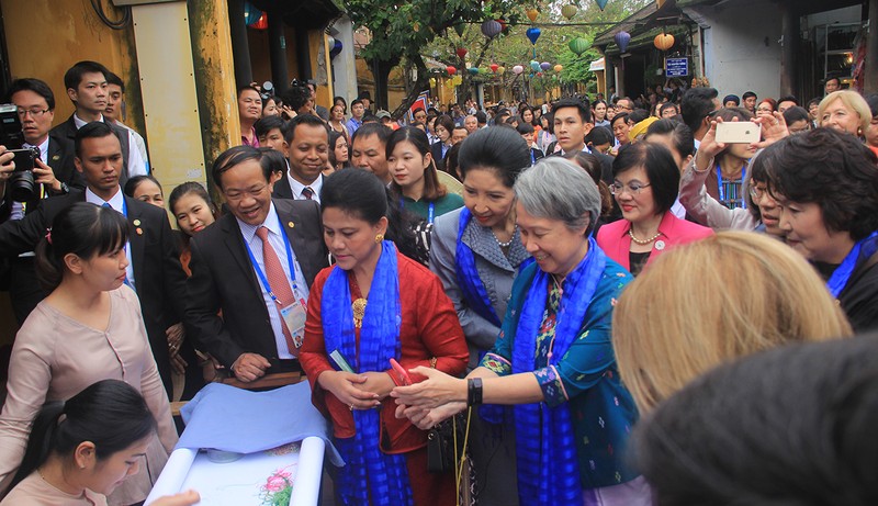 Đoàn phu nhân lãnh đạo APEC dạo phố cổ Hội An  ảnh 8