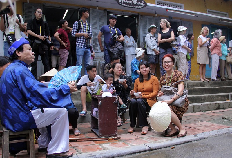 Đoàn phu nhân lãnh đạo APEC dạo phố cổ Hội An  ảnh 16