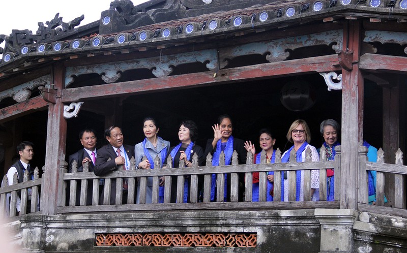 Đoàn phu nhân lãnh đạo APEC dạo phố cổ Hội An  ảnh 18