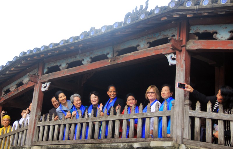 Đoàn phu nhân lãnh đạo APEC dạo phố cổ Hội An  ảnh 20