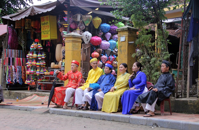 Đoàn phu nhân lãnh đạo APEC dạo phố cổ Hội An  ảnh 4