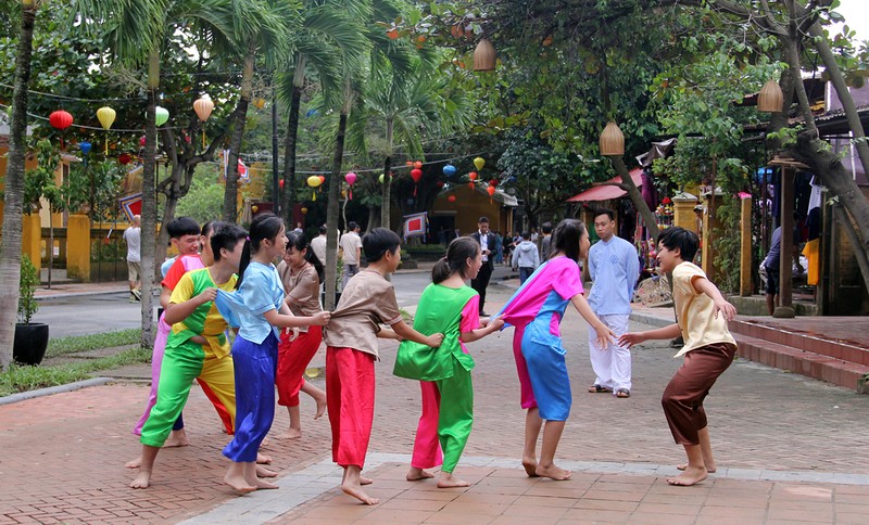 Đoàn phu nhân lãnh đạo APEC dạo phố cổ Hội An  ảnh 5