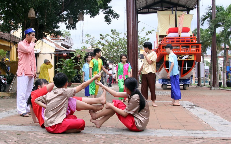 Đoàn phu nhân lãnh đạo APEC dạo phố cổ Hội An  ảnh 9