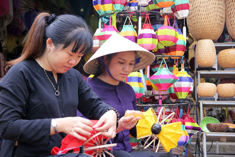 Đoàn phu nhân lãnh đạo APEC dạo phố cổ Hội An  ảnh 10