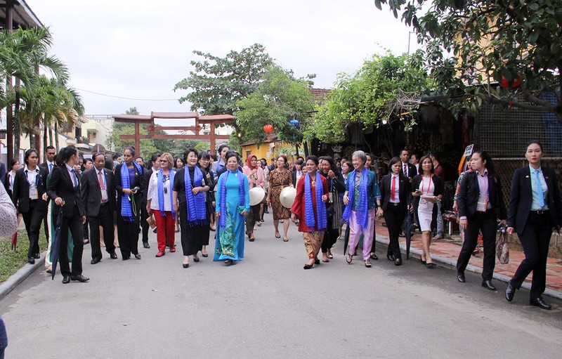 Đoàn phu nhân lãnh đạo APEC dạo phố cổ Hội An  ảnh 1