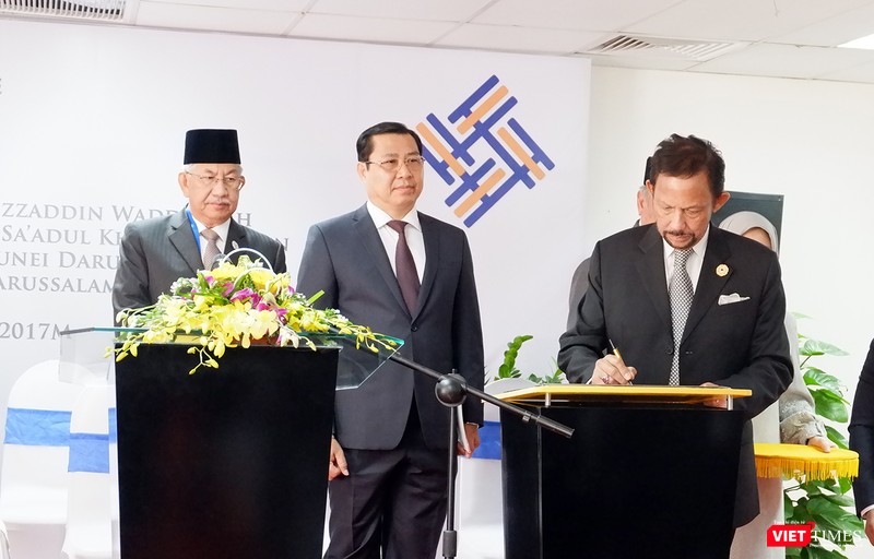 Quốc vương Brunei Darussalam ký quyết định chính thức khai trương Trung tâm tiếng Anh UBD - FPT Global Centre tại Đà Nẵng