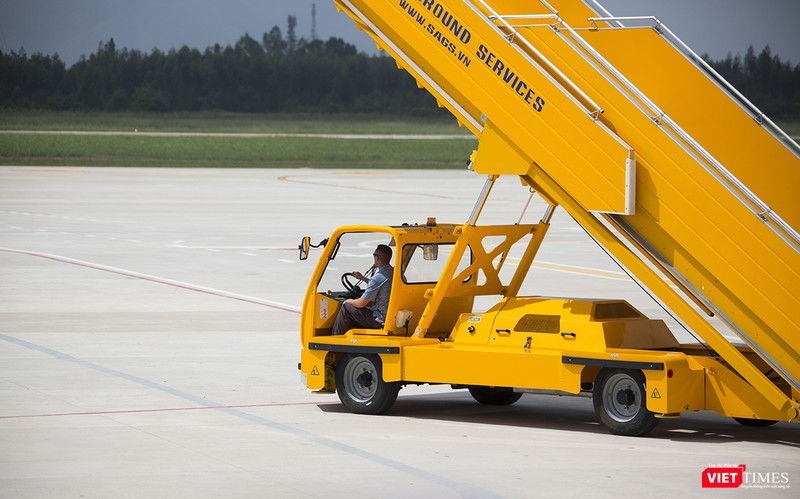 Điểm khác biệt của đón chuyên cơ Tổng thống Mỹ là xe thang do đặc vụ Mỹ điều khiển chứ không phải nhân viên sân bay như phục vụ các chuyên cơ khác