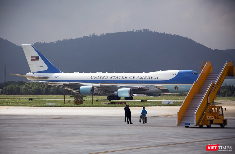 Khi chuyên cơ chở Tổng thống Donald Trump xuất hiện, cũng là lúc đặc vụ trên xe thang xách thiết bị chuyên dụng di chuyển ra khỏi xe thang