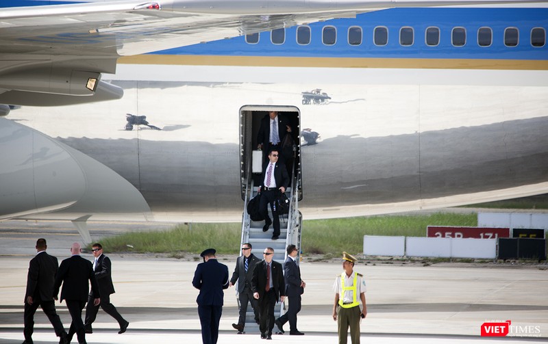 Ngay lập tức, lực lượng đặc vụ trên chuyên cơ di chuyển xuống sân đỗ