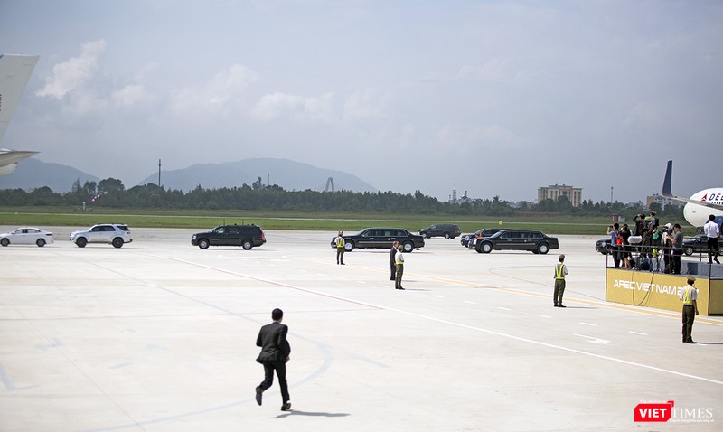 Lúc này, đoàn xe hộ tống Tổng thống bắt đầu di chuyển đến khu vực chân cầu thang