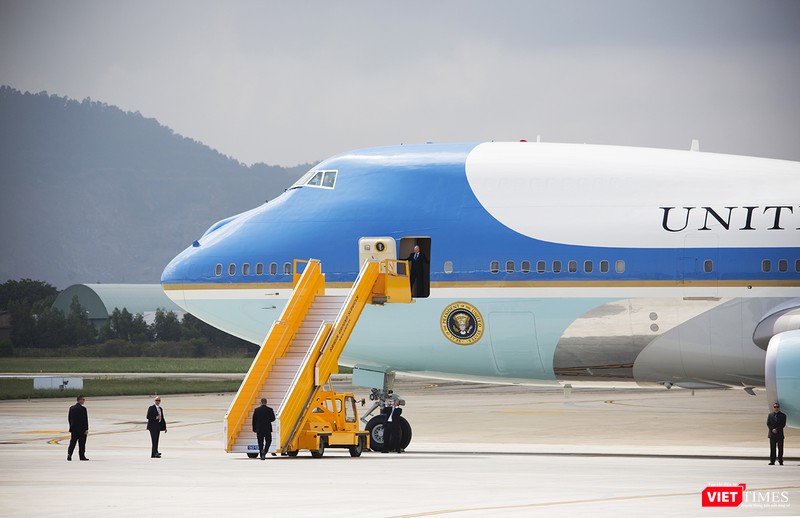 Và di tản ra xung quanh chuyên cơ