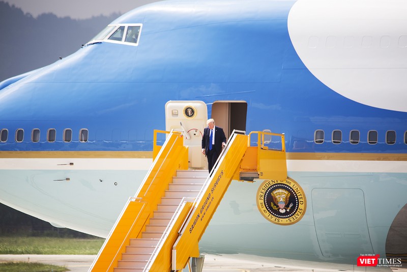 Đến lúc này thì Tổng thống Mỹ Donald Trump mới xuất hiện, và thay vì đi giữa cầu thang như các lãnh đạo khác, ông chọn lan can bên trái để di chuyển xuống