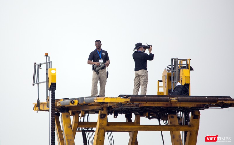 Trên điểm cao, nhóm đặc vụ vẫn làm nhiệm vụ quan sát