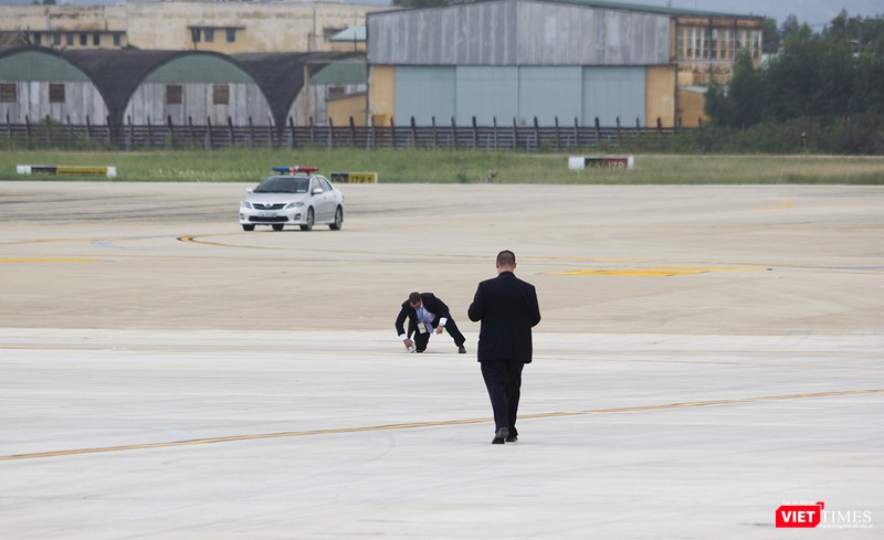 Trước khi chuyên cơ của Tổng thống Mỹ Donald Trump hạ cánh, một nhóm đặc vụ tiến hành đo, kiểm tra sân đỗ rất kỹ lưỡng