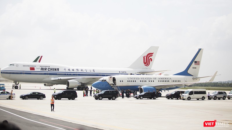 Trước khi chuyên cơ của Tổng thống Mỹ Donald Trump hạ cánh, một chuyện cơ khác cũng đã đáp trước với đoàn xe đón giống như đón Tổng thống