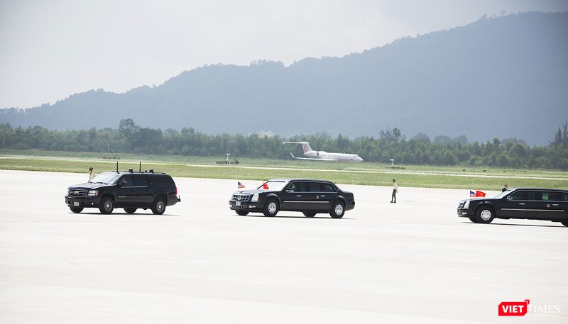 Đoàn xe của Tổng thống bắt đầu di chuyển