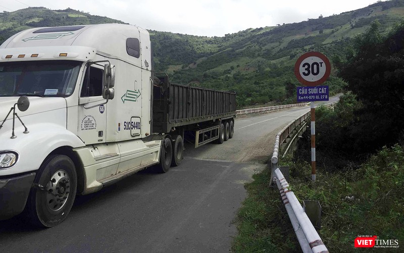 Cận cảnh những “siêu xe Bô xít” đang băm nát QL 27B  ảnh 10 Cận cảnh những “siêu xe Bô xít” đang băm nát QL 27B  ảnh 10