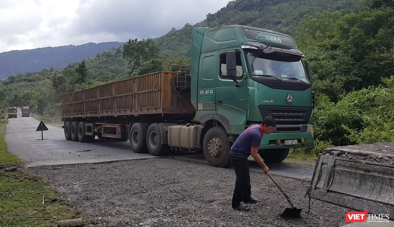 Bất chấp biển báo hạn chế tải trọng phương tiện, quá tải trọng cầu, đoàn xe vẫn rầm rập di chuyển. Và tình trạng hư hỏng mặt đường tại đây đã xảy ra