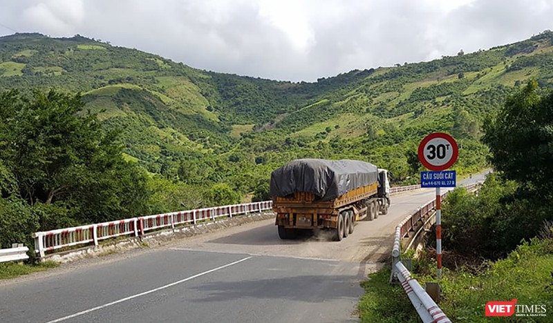 Hàng loạt xe đầu kéo 6 trục tải trọng lớn chở hàng hóa, Bô xít rầm rập đổ bộ từ Lâm Đồng về Cam Ranh (Khánh Hòa) đang đẩy QL 27B trước nguy cơ bị băm nát, hư hỏng do quá tải và mất an toàn giao thông.