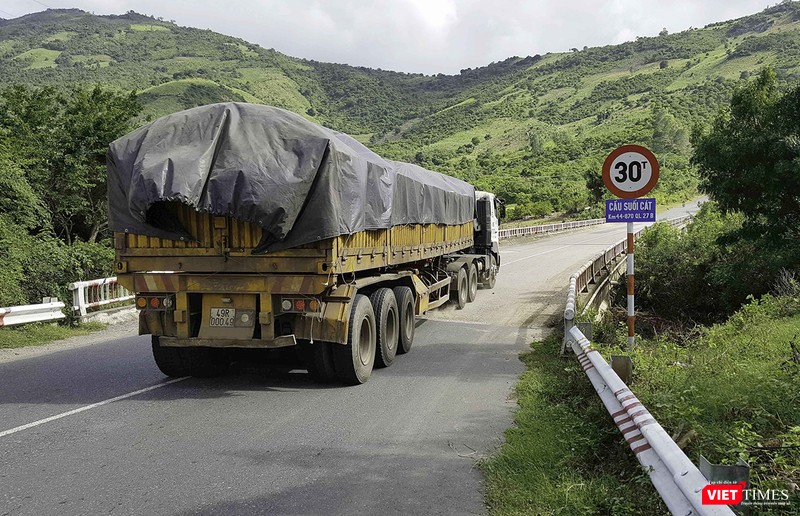 Cận cảnh những “siêu xe Bô xít” đang băm nát QL 27B  ảnh 9 Cận cảnh những “siêu xe Bô xít” đang băm nát QL 27B  ảnh 9