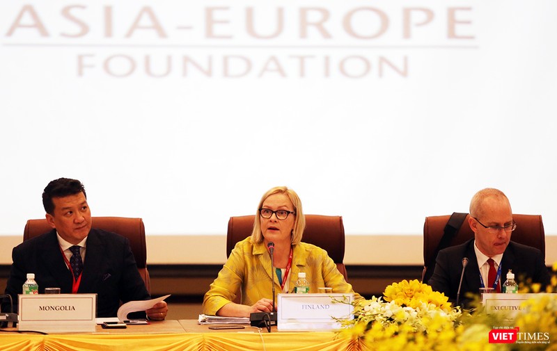 Bà Eva Biaudet, Chủ tịch Hội đồng Thống đốc Quỹ ASEF  phát biểu khai mạc Hội nghị