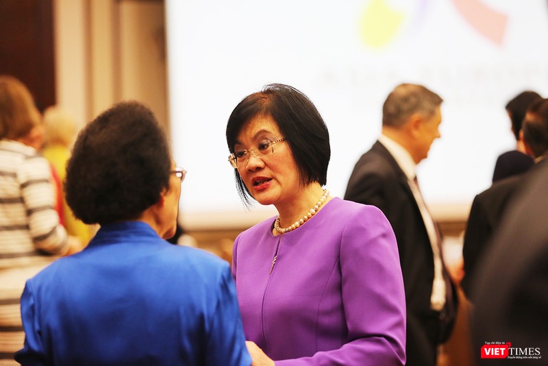 Các đại biểu trao đổi bên lền Hội nghị