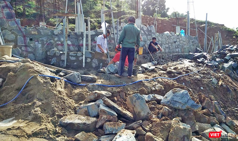 Cận cảnh hiện trường thi công kè chống sạt lở tại dự án