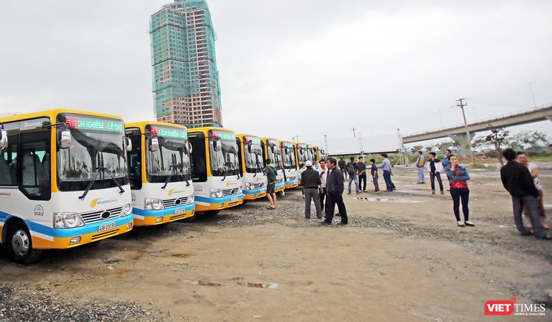 Tài xế và nhân viên xe buýt trợ giá bãi việc do nợ lương đã làm việc trở lại sau khi doanh nghiệp chi trả lương. ảnh Hồ Xuân Mai