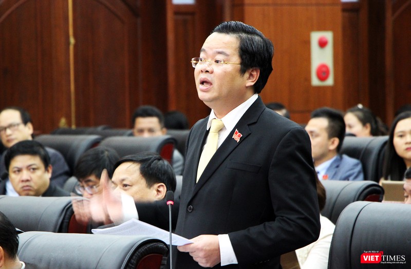 Đại biểu Lê Minh Trung cho rằng, chủ trương miễn phí không chỉ là việc phí hay giá mà phải xem đó là chủ trương có tầm cao hơn, đó là chủ trương được lòng dân. Và cần được duy trì