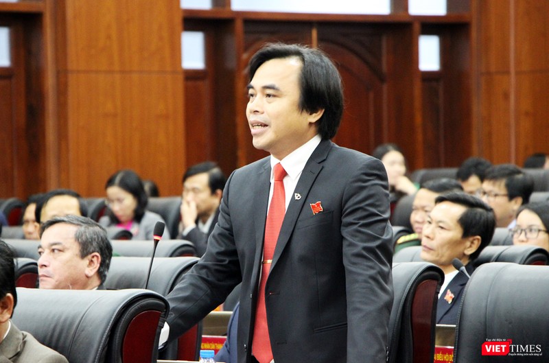 đại biểu Tô Văn Hùng cho rằng, cần có báo cáo tác động xã hội đối với chính sách một cách bài bản. Trên cơ sở đó mới quyết định bỏ hay không bỏ. “Đề nghị giao cho một ban của HĐND TP thực hiện tham vấn nhân dân về việc này để có cơ sở mang ra quyết định trong kỳ họp sau