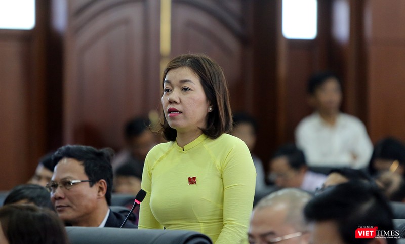 Đại biểu Lê Thị Như Hồng yêu cầu Giám đóc Sở Xây dựng có biện pháp giám sát các chủ đầu tư trong cam kết xây dựng các công trình phúc lợi xã hội cho người dân