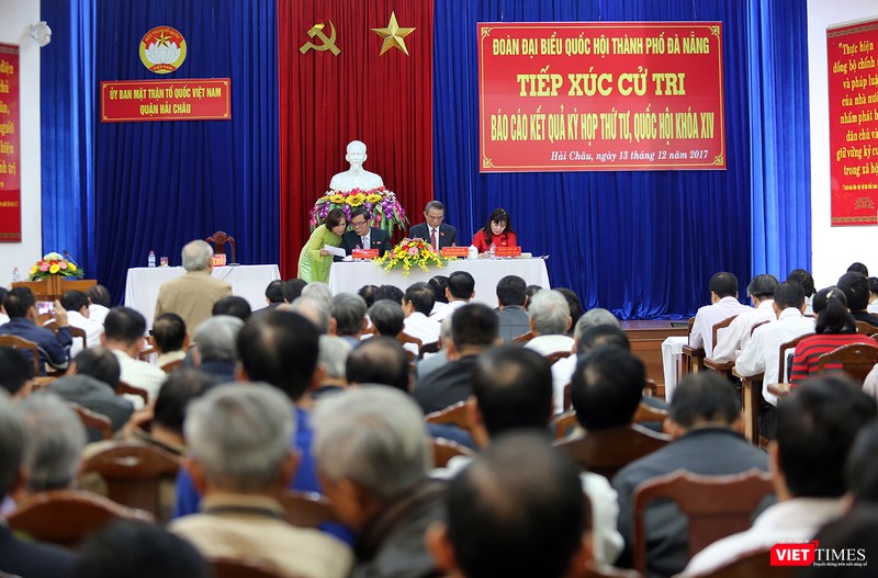 Sáng 12/12, trong chương trình làm việc báo cáo kết quả kỳ họp thứ 4, Quốc hội khóa 14 của Đoàn đại biểu Quốc hội TP Đà Nẵng