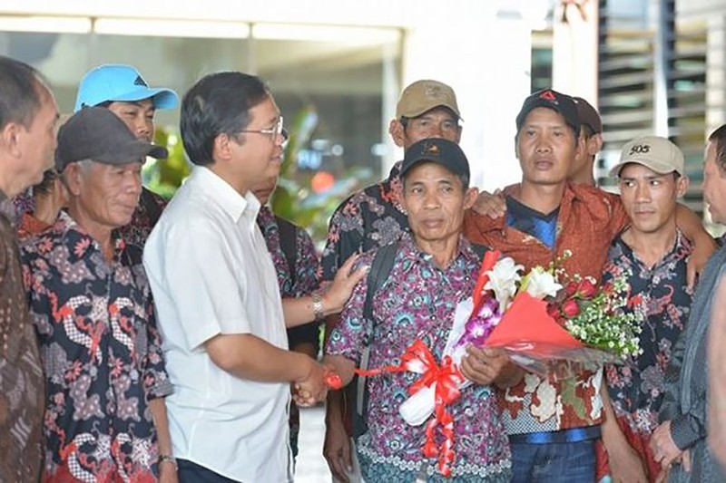 Đại sứ Hoàng Anh Tuấn (áo trắng) trong lần đưa tiễn các ngư dân được Indonesia trao trả hồi cuối năm 2015 tại sân bay Soekarno-Hatta - Ảnh: ĐSQ VN tại Indonesia