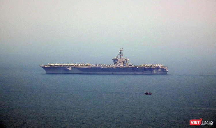 Tàu sân bay Mỹ USS Carl Vinson (CVN 70) trên Vịnh Đà Nẵng