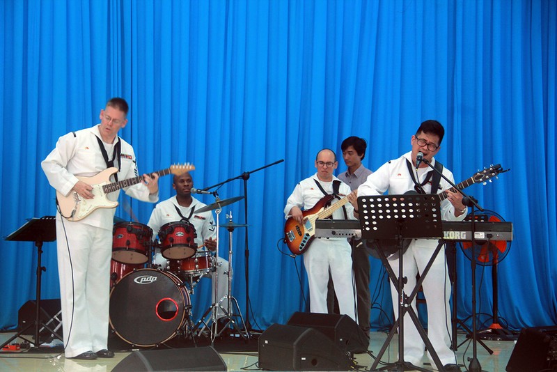 Thủy thủ tàu sân bay Mỹ múa hát cùng trẻ em Làng trẻ SOS ảnh 2