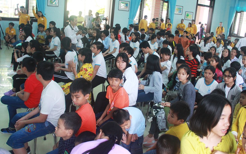 Thủy thủ tàu sân bay Mỹ múa hát cùng trẻ em Làng trẻ SOS ảnh 4