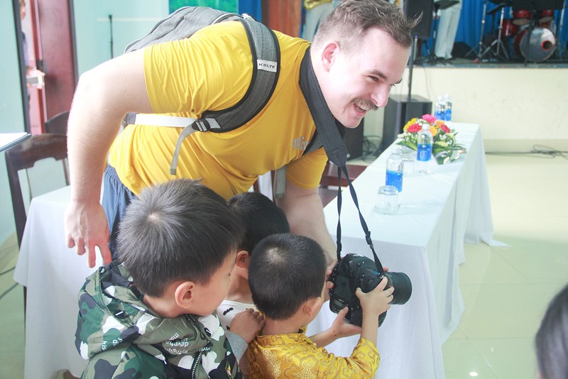 Thủy thủ tàu sân bay Mỹ múa hát cùng trẻ em Làng trẻ SOS ảnh 5