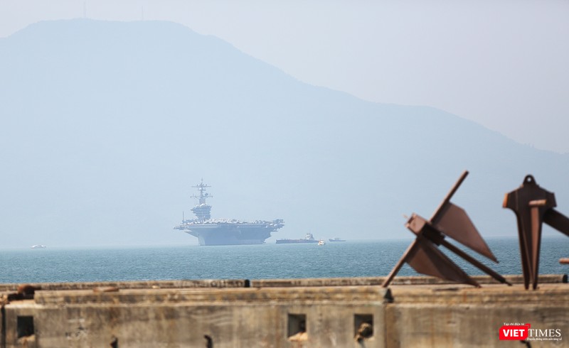 Toàn cảnh chuyến thăm lịch sử của đội tàu sân bay USS Carl Vinson ở Đà Nẵng ảnh 10 Đến chiều cùng ngày, siêu mẫu hạm này đã neo đậu trong vịnh Đà Nẵng, cách cảng Tiên Sa chừng 1km