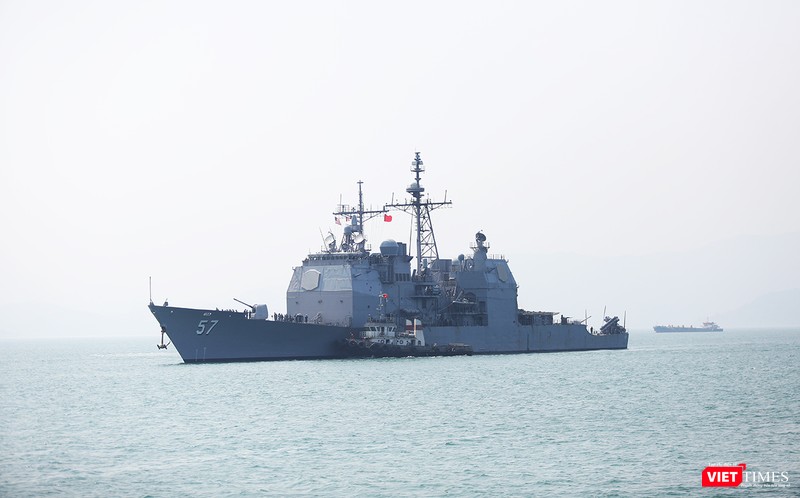 Toàn cảnh chuyến thăm lịch sử của đội tàu sân bay USS Carl Vinson ở Đà Nẵng ảnh 12 Tiếp theo đó lần lượt là tuần dương hạm USS Lake Champlain (CG 57) di chuyển vào neo đậu tại cầu cảng
