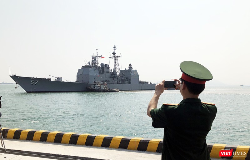 Toàn cảnh chuyến thăm lịch sử của đội tàu sân bay USS Carl Vinson ở Đà Nẵng ảnh 13 Toàn cảnh chuyến thăm lịch sử của đội tàu sân bay USS Carl Vinson ở Đà Nẵng ảnh 13