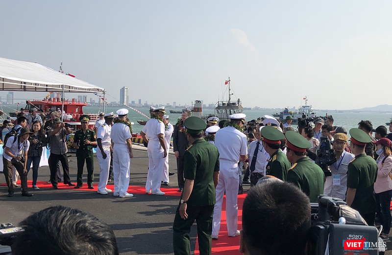 Toàn cảnh chuyến thăm lịch sử của đội tàu sân bay USS Carl Vinson ở Đà Nẵng ảnh 19 Lê đối Đội tàu đã được cử hành nhanh ngay sau đó