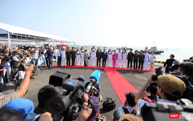Toàn cảnh chuyến thăm lịch sử của đội tàu sân bay USS Carl Vinson ở Đà Nẵng ảnh 21 Toàn cảnh chuyến thăm lịch sử của đội tàu sân bay USS Carl Vinson ở Đà Nẵng ảnh 21